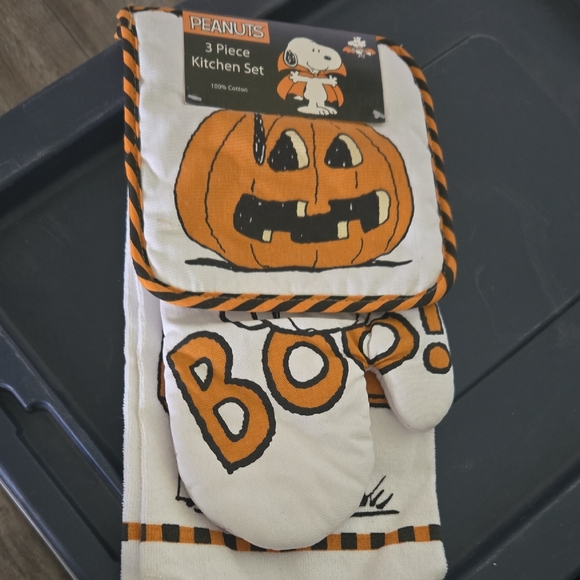 Peanuts Halloween Snoopy Kitchen Set - Orange and Black - Picture 1 of 2